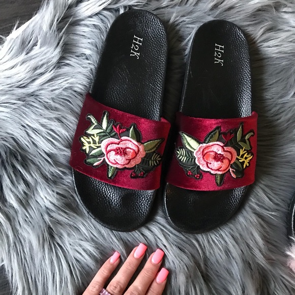 heartnsole Shoes - NWB 🌹 VELVET ROSE EMBROIDERED PATCH SLIDE